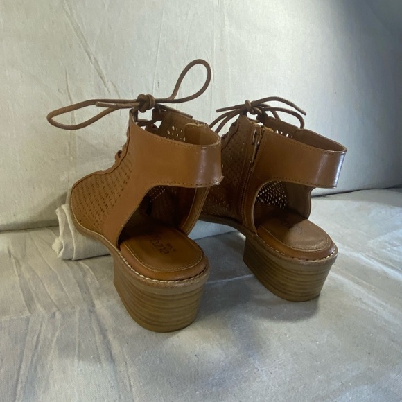 BOHO Sandals  Textured Design and Open Ankle; zipper or ties, size 7, A+ - Picture 7 of 11